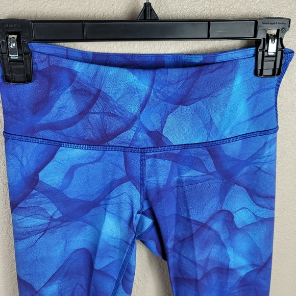 Lululemon Athletica T3 Camo Leggings
Size 4 - Picture 8 of 9